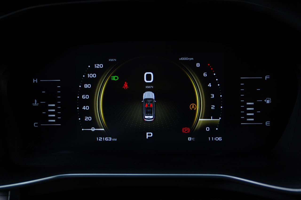 Assistenza alla guida con cruscotto auto digitale moderno, sensori che riportano informazioni, rpm, indicatore carburante e temperatura
